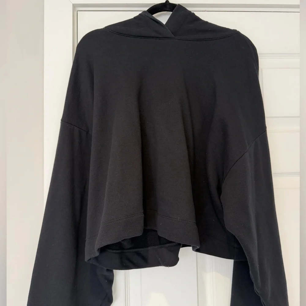 Auth.✅ ALO Yoga “Bae” Crop Hoodie in “Black” Size Large🖤